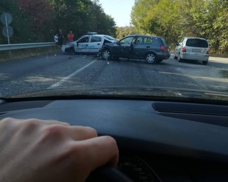 Патрулка и лек автомобил се нанизаха край Велико Търново