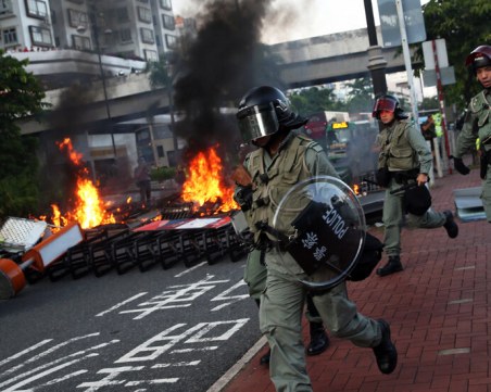 Сблъсък с полицията в Хонг Конг, хвърчат тухли и коклейли 