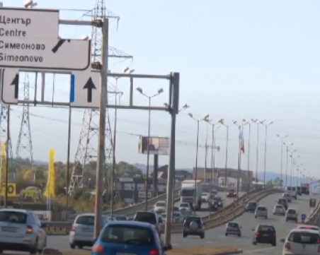 Стари табели висят по Околовръстното в София, създават опасност за движението