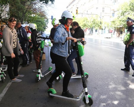 Вместо коли в центъра на София: Пикник и електрически тротинетки насред шумен булевард