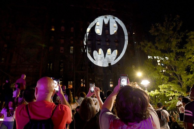 Батман стана на 80 години! Знакът му се появи в 13 града 