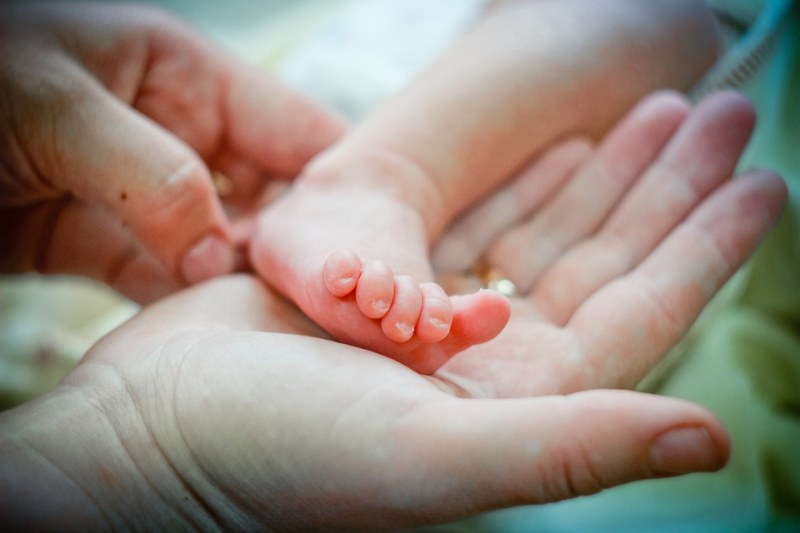 Бебе се роди с три ръце и четири крака в Индия