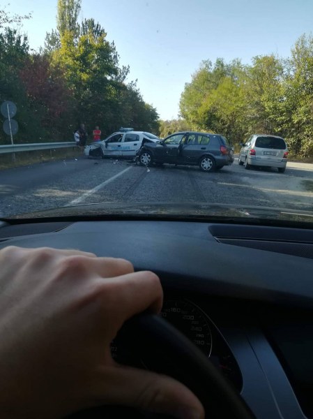 Патрулка и лек автомобил се нанизаха край Велико Търново