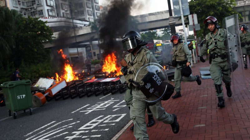 Сблъсък с полицията в Хонг Конг, хвърчат тухли и коклейли 