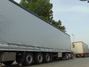 Голямото прибиране започва: Спират движението на тирове по натоварените пътища