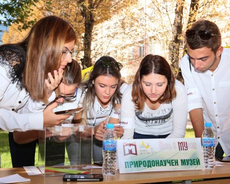 Нощ на учените в теснолинейката, на кораб и дори в миниподводница