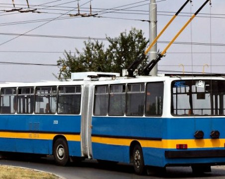 Пълен абсурд! Откраднаха 250 метра от тролейбусната мрежа в Русе