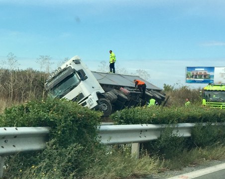 Тир се обърна край Бургас, затварят платното, за да го вдигнат