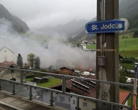 Взрив избухна в магазин, има ранени