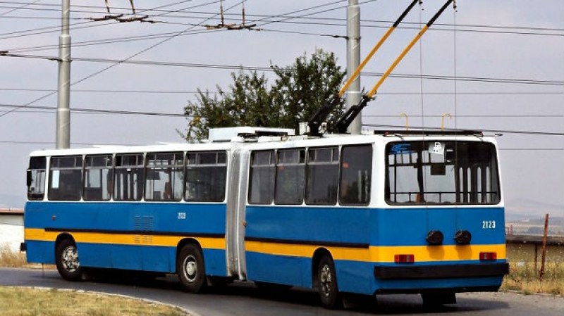 Пълен абсурд! Откраднаха 250 метра от тролейбусната мрежа в Русе