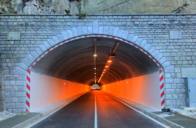 Тунел на пътя Асеновград - Пловдив без осветление за цял месец