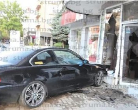 БМВ се заби в офис на фирма