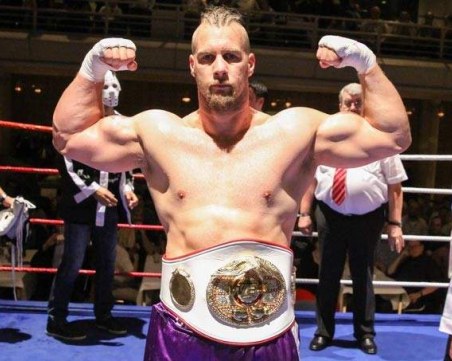 Кобрата загрява с австралиец за Джошуа или Руис