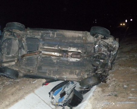 Пиян шофьор помете табела и знак край Пловдив, преобърна се в канавка