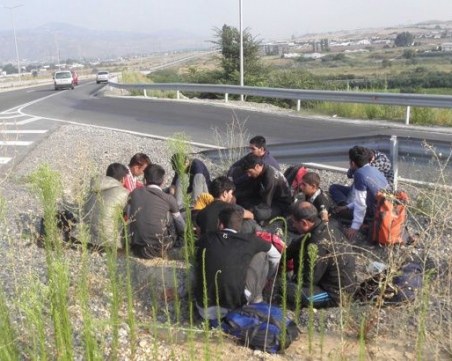 Разбиха канал за нелегални мигранти от Гърция за България, 22-ма са в ареста