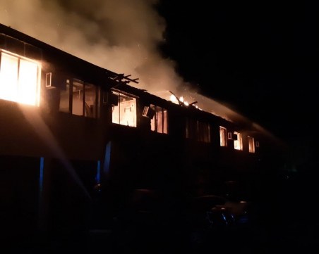 Запали се лечебният център в Първомай – изгоряха вторият етаж и покривът на сградата