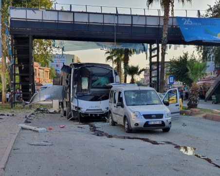Бомба се взриви край автобус в Турция, 5 души са ранени