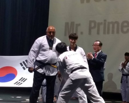 Борисов троши дъска с юмрук за девети дан в таекуондо