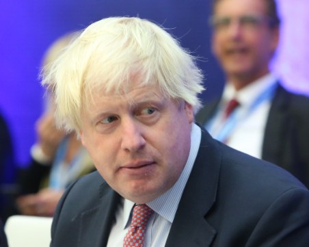 Британският парламент чака Борис Джонсън да го пита за незаконно дарение