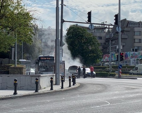 Кола пламна на възлово кръстовище в Пловдив