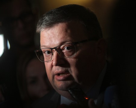 Комисия изслушва Цацаров за теча на данни от НАП