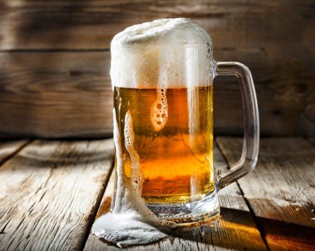 Немец загаси пламналата си кола с бира