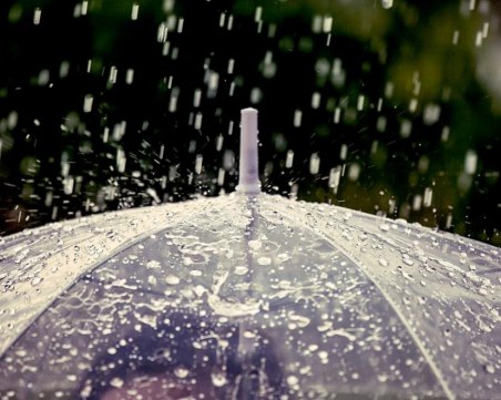 Пак вадим чадърите, шофьорите да внимават