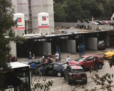 Верижна катастрофа задръсти столичния булеварад 