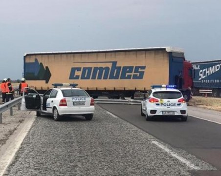 Шофьор на ТИР е загинал на място на АМ 