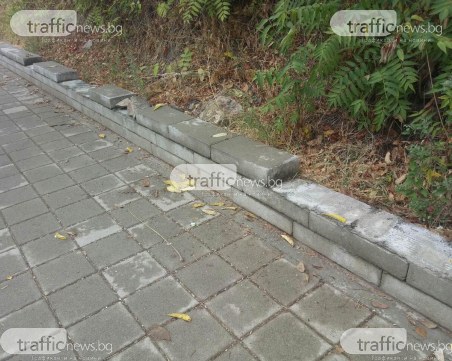 Вандали изкъртиха и взеха циментовата ограда край Младежкия хълм