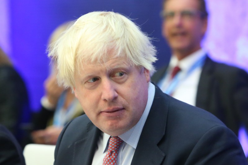 Британският парламент чака Борис Джонсън да го пита за незаконно дарение