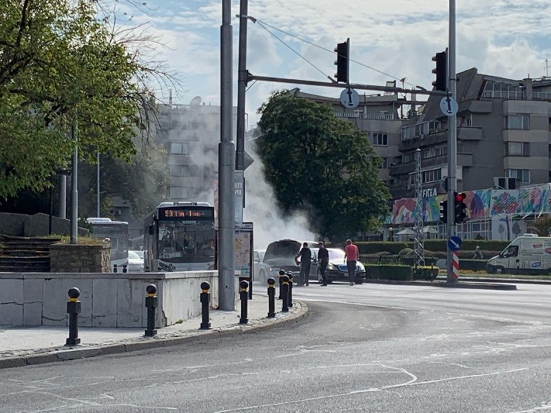 Кола пламна на възлово кръстовище в Пловдив