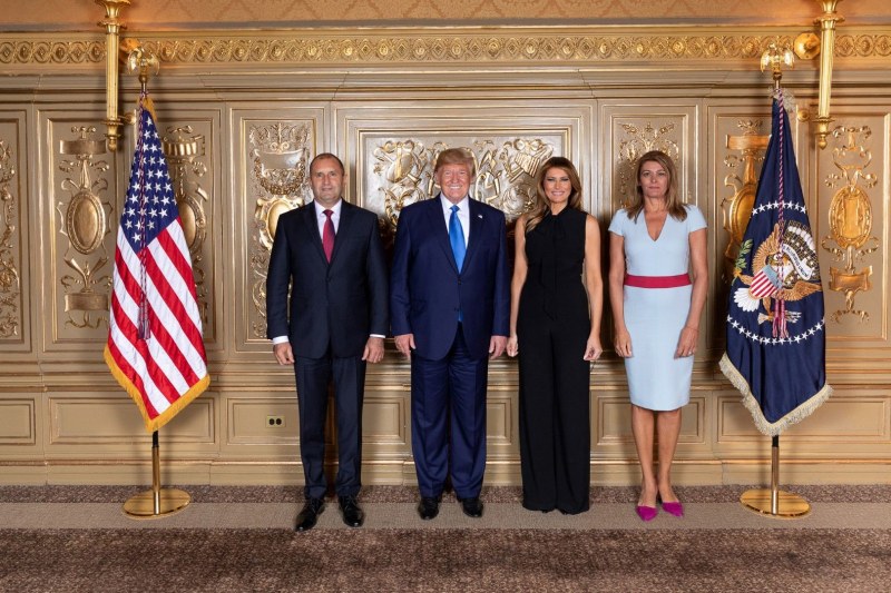 Президентът Радев и половинката му се наредиха за семейна снимка с Тръмп