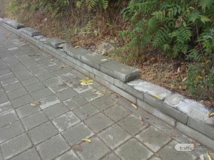 Вандали изкъртиха и взеха циментовата ограда край Младежкия хълм