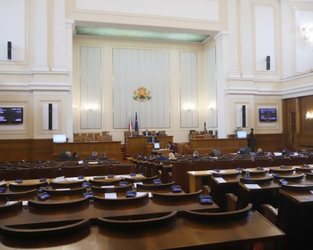 Парламентът си даде предизборна ваканция от две седмици