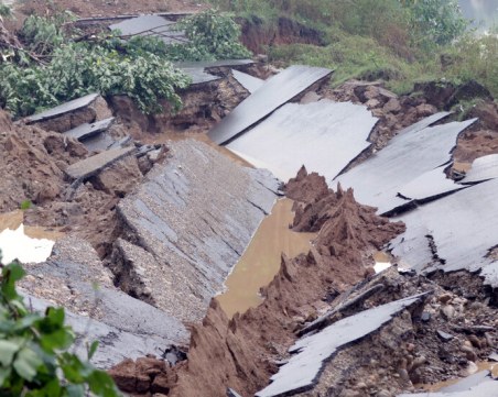 Силен вторичен трус предизвика паника в Пакистан