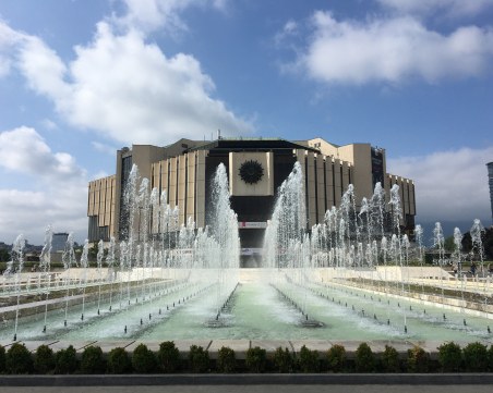 Алпинисти изкачват НДК, правят пълна обиколка по терасата