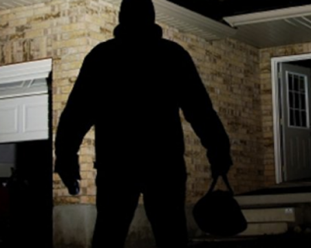 Апаши тарашат апартамент посред нощ в Кючука, задигнаха пари и документи