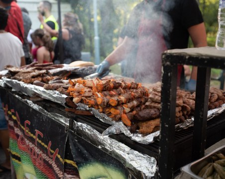 Пловдивски ресторантьори: Фестивалите за ядене и пиене съсипват бизнеса ни с подкрепата на общината