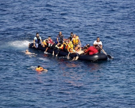 Лодка с мигранти се обърна в Егейско море, има загинали