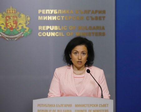 Министър Танева: Кметове мамят с обезщетения за свинската чума