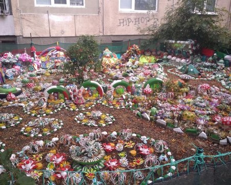 Пластмаса ленд: Пластмасови цветя и животни красят градинка в столичен квартал