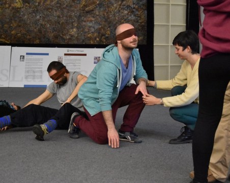 Тийнейджъри развеждат туристи из 