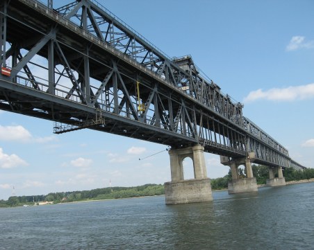 Затварят Дунав мост за час