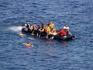 Лодка с мигранти се обърна в Егейско море, има загинали
