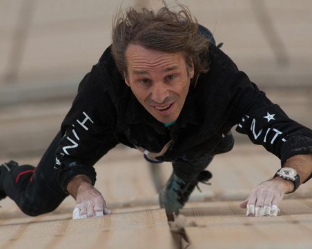 Белезници за френския Спайдърмен след изкачването на Скайпър