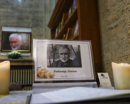 На поклонeнието пред Левчев: Беше велик, сега си безсмъртен!