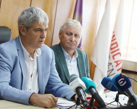 Синдикати вдигат на протест 7 000 лекари и медсестри