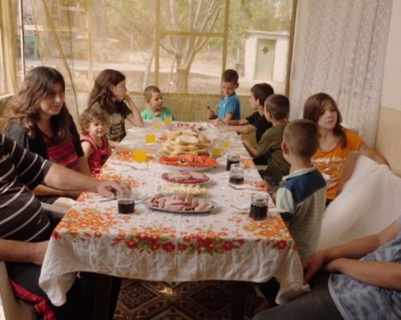 Едно различно българско семейство – 11 деца за 22 години