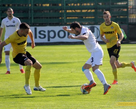 Слаб Ботев стигна дъното - 10 от Славия и реферите закопаха канарчетата